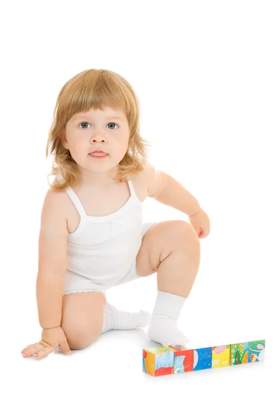 Маленька дівчинка з кубиками іграшки — стокове фото