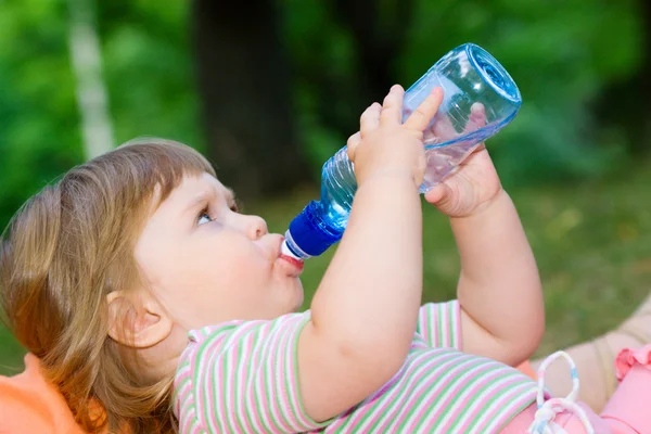 Dziewczyna pije wodę z butelki. — Zdjęcie stockowe