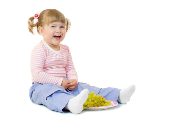 Kleines Mädchen mit Trauben — Stockfoto