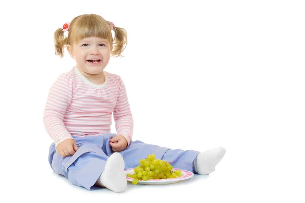 Petite fille avec du raisin — Photo
