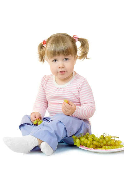 Petite fille avec du raisin — Photo