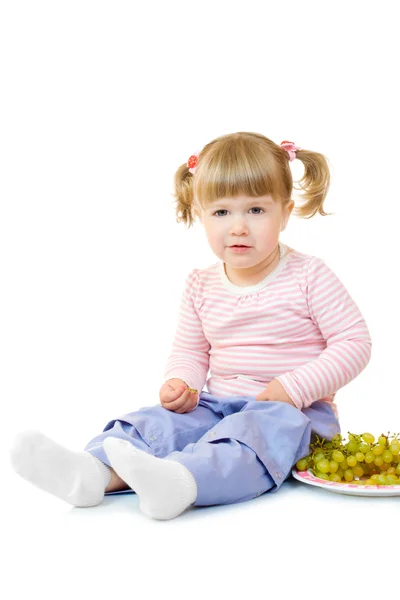 Petite fille avec du raisin — Photo