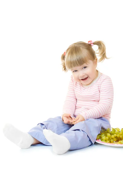 Маленькая девочка с виноградом — стоковое фото