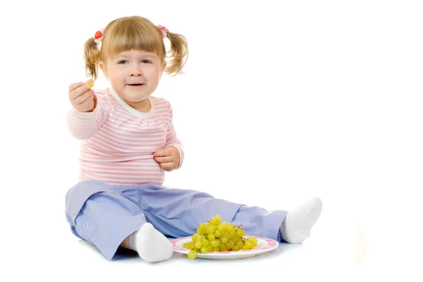Bambina con uva — Foto Stock