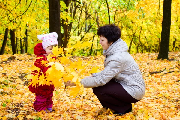 Dziewczyna z matką na jesień las — Zdjęcie stockowe