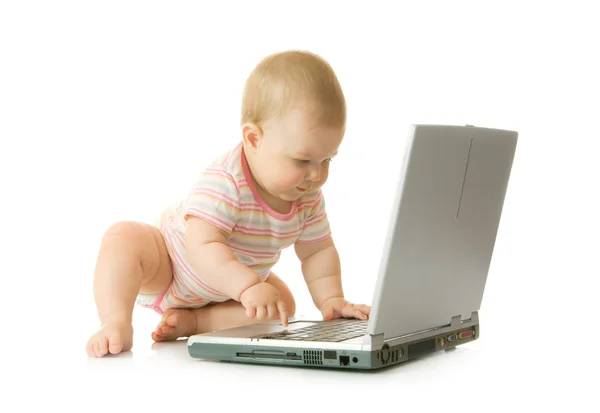 Liten bebis med laptop isolerade — Stockfoto