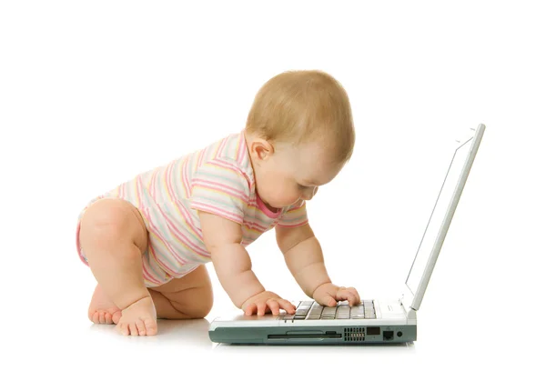 Dizüstü bilgisayar ile küçük bebek — Stok fotoğraf