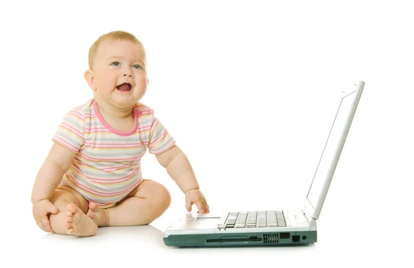 Małe dziecko z laptopa — Zdjęcie stockowe