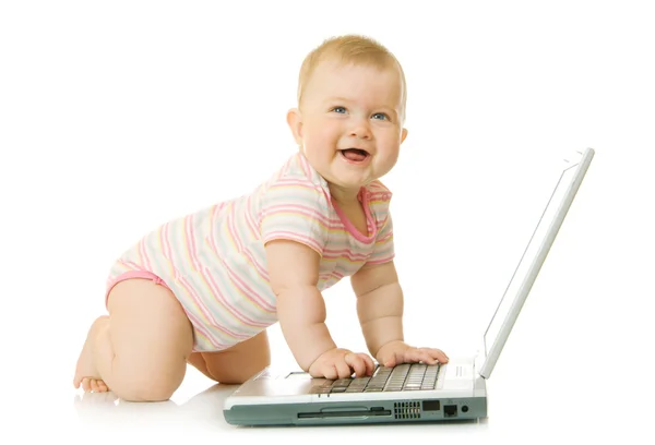 Liten bebis med laptop — Stockfoto