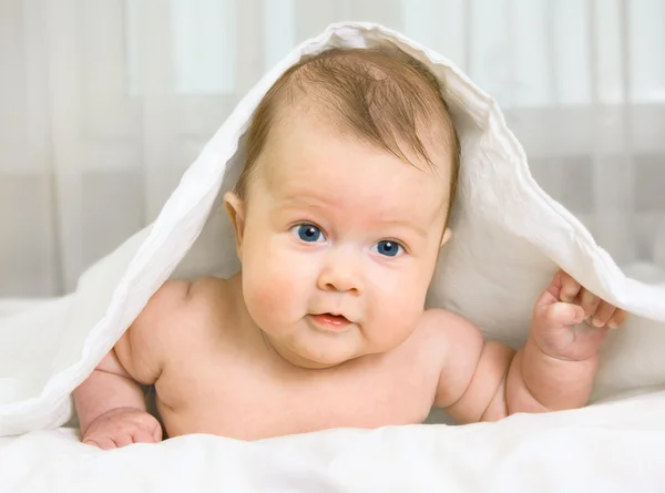 Маленький ребенок на кровати — стоковое фото