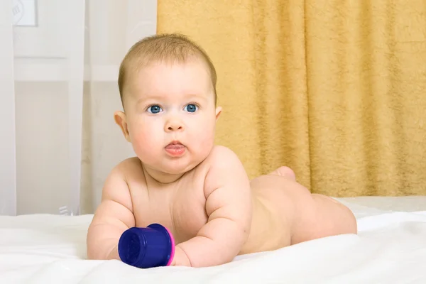 Bebé pequeño con juguete —  Fotos de Stock