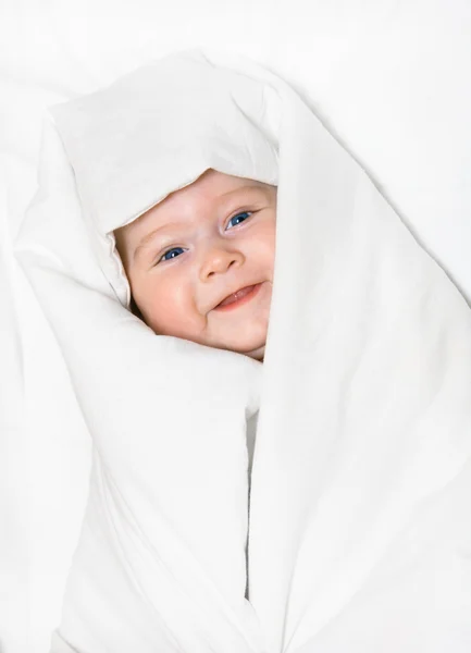 Маленький улыбающийся ребенок — стоковое фото