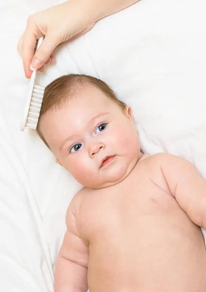 Anne, küçük bebek fırçalama — Stok fotoğraf