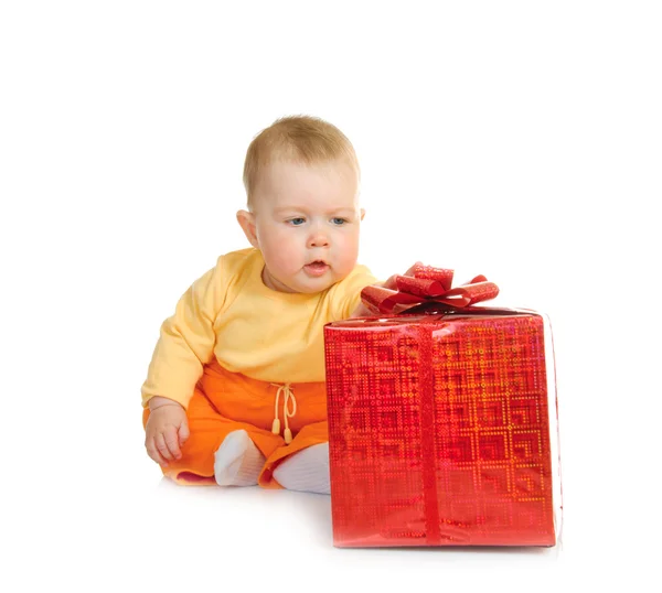 赤いギフト用の箱と小さな赤ちゃん — ストック写真