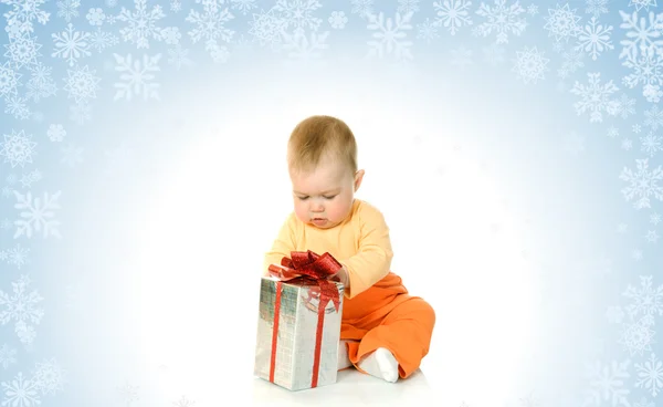 Sitzendes kleines Baby auf blauem Hintergrund — Stockfoto