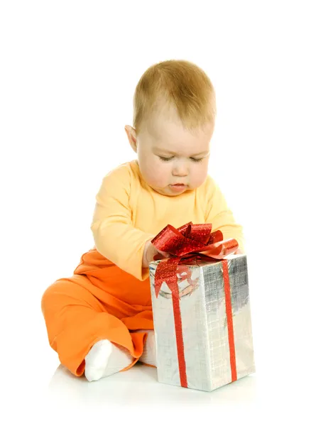 Маленька дитина зі срібною подарунковою коробкою — стокове фото