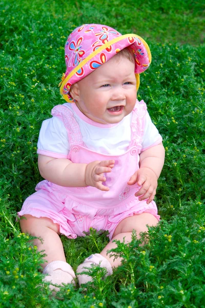 Pequeno bebê na grama verde — Fotografia de Stock