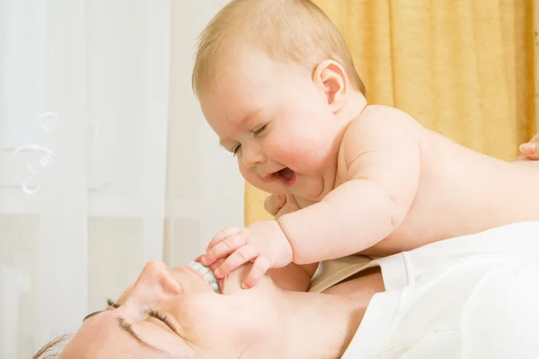 Bebé pequeño, jugando con la madre —  Fotos de Stock