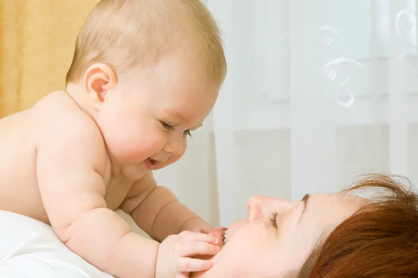Pequeno bebê, brincando com a mãe — Fotografia de Stock