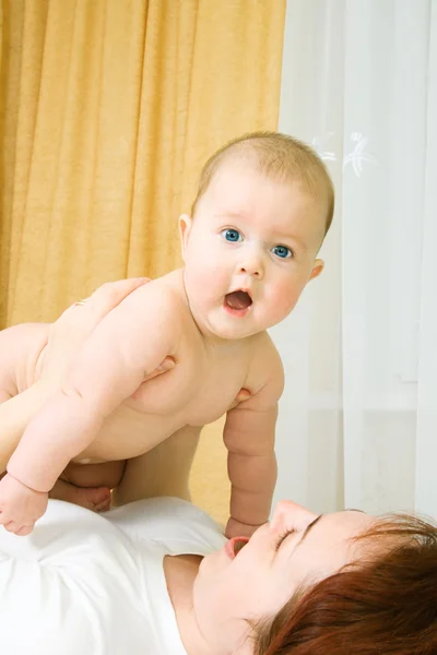 Kleine baby, spelen met moeder — Stockfoto
