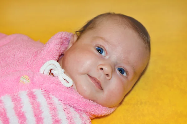 Małe dziecko w ciepłym kolorze — Zdjęcie stockowe