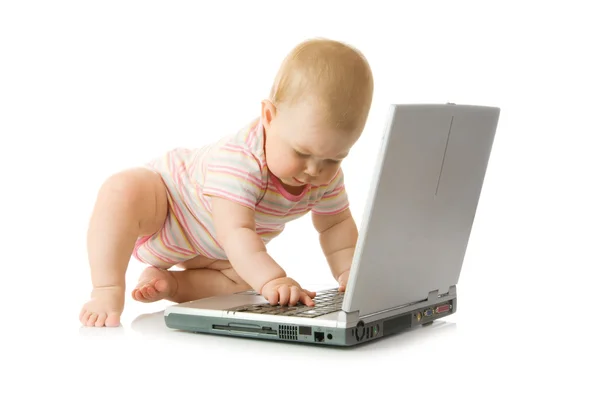 Kleine baby met laptop — Stockfoto