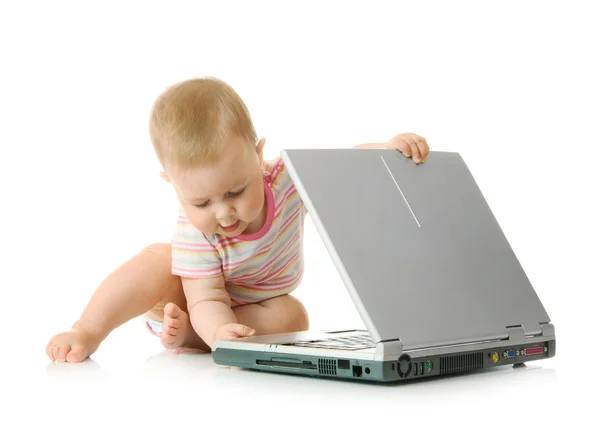 Маленький ребенок с ноутбуком — стоковое фото