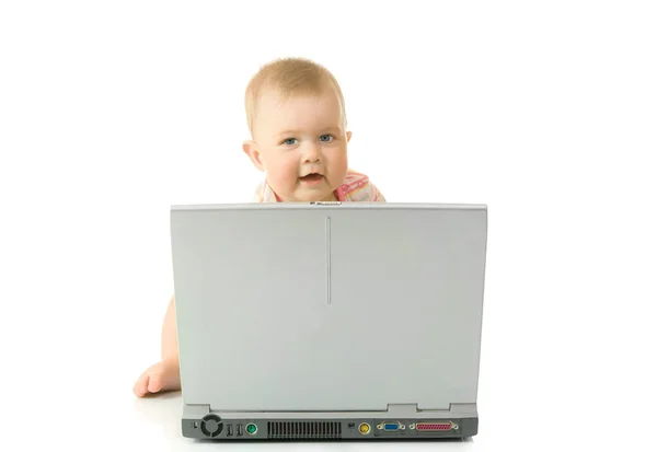 Petit bébé avec ordinateur portable — Photo