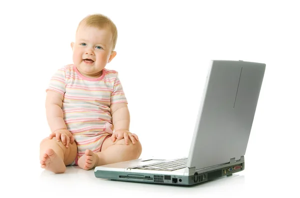 Bebê pequeno com laptop — Fotografia de Stock