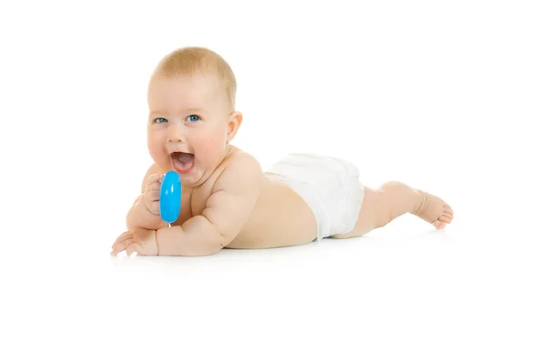 Pequeno bebê postura com brinquedo isolado — Fotografia de Stock