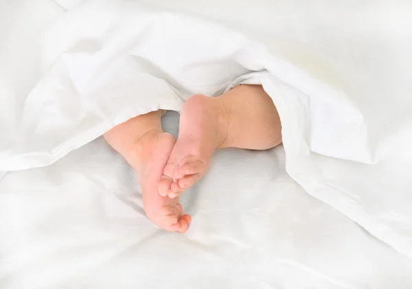 Beine des schlafenden Babys — Stockfoto