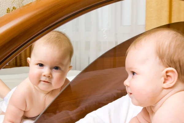 Liten bebis, ser att en spegel — Stockfoto