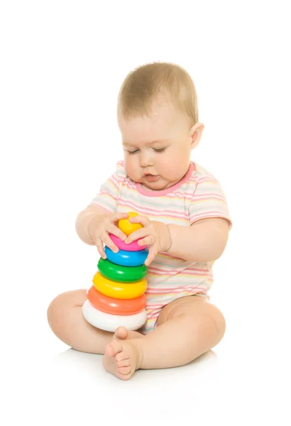 Маленький ребенок с игрушечной пирамидой — стоковое фото