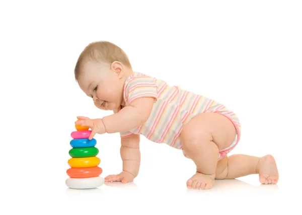 Kleine baby met speelgoed piramide — Stockfoto