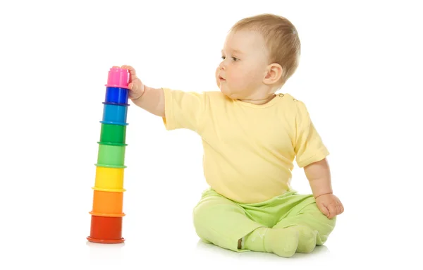 Bebê com pirâmide de brinquedo — Fotografia de Stock