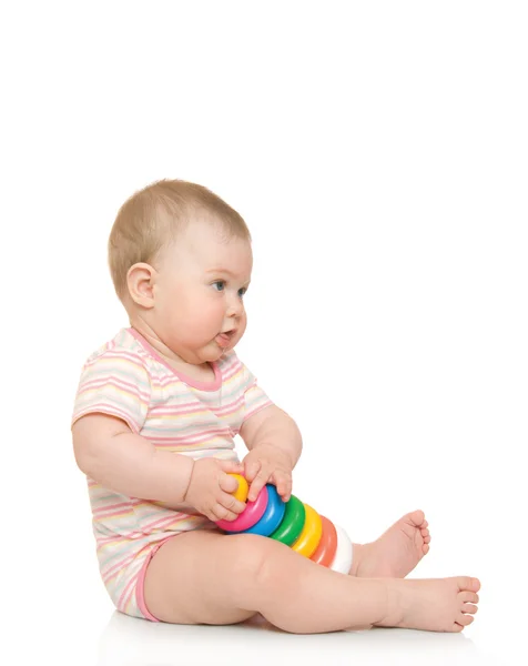 Kleine baby met speelgoed piramide #6 geïsoleerd — Stockfoto