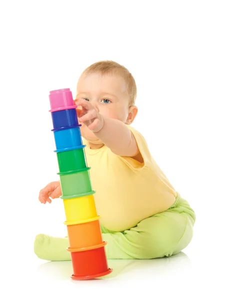 Malé dítě s hračkou pyramida — Stock fotografie