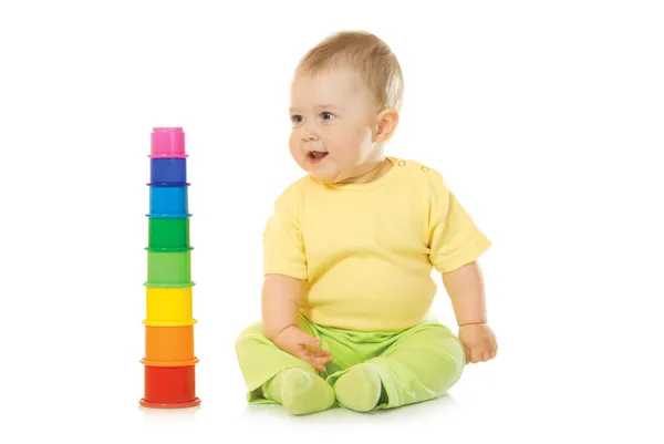 Małe dziecko z zabawkami piramidy #3 na białym tle — Zdjęcie stockowe