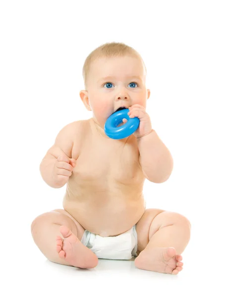 Sentado bebê pequeno com um brinquedo — Fotografia de Stock