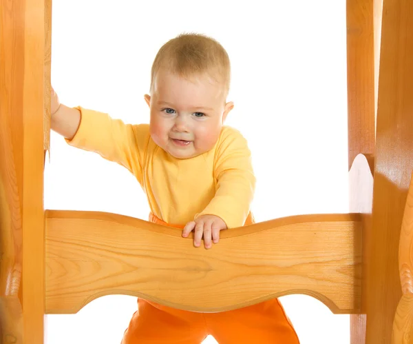 Kleine baby verblijft met tabel — Stockfoto