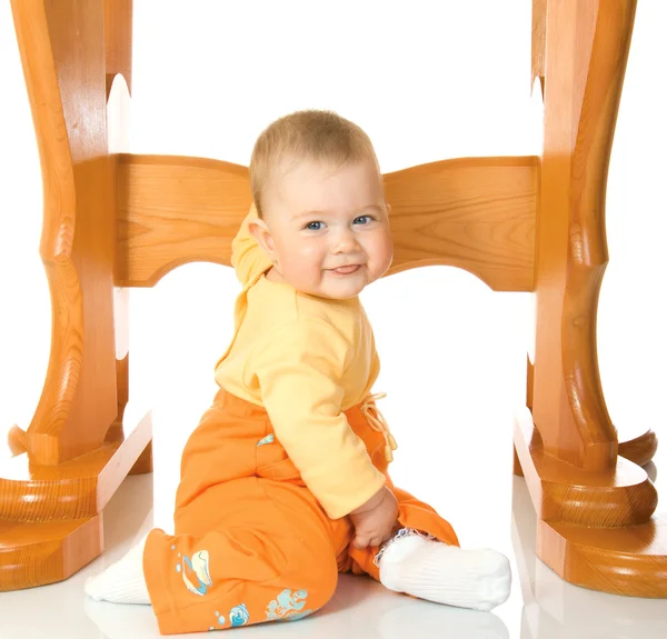Kleine baby zitten met tabel #7 isoleren — Stockfoto
