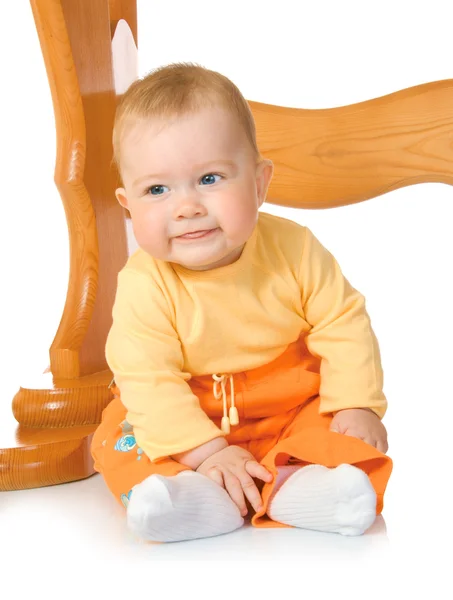 Pequeno bebê sentado com mesa — Fotografia de Stock