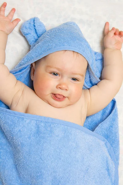 파란 수건에서 작은 웃는 아기 — 스톡 사진