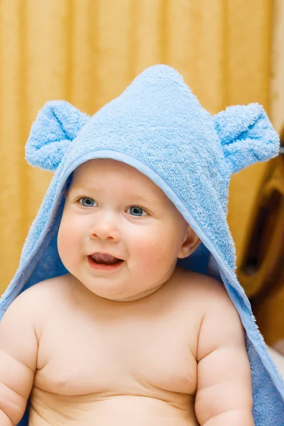 Mavi havlu küçük gülen bebek — Stok fotoğraf