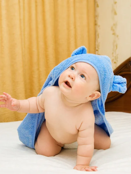 Маленький ребенок в синем полотенце на кровати # 6 — стоковое фото