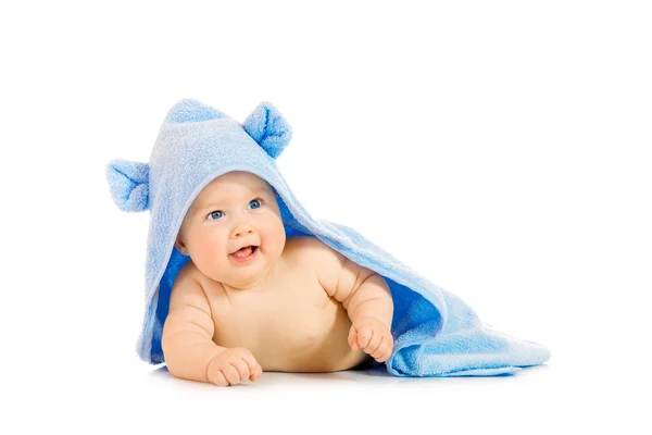 Kleine glimlachende baby met een handdoek — Stockfoto