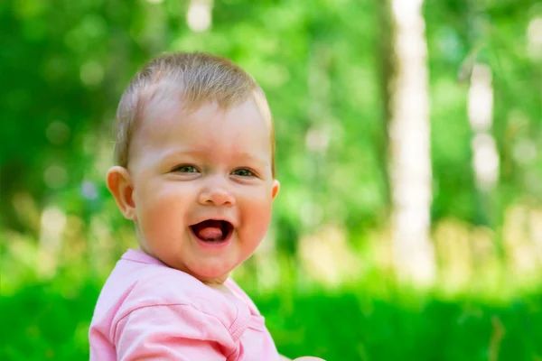 森の中の笑みを浮かべて赤ちゃん — ストック写真