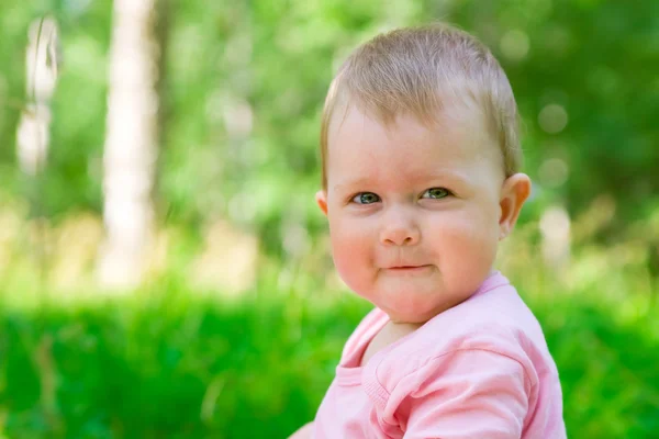 Bir ahşap gülen bebek — Stok fotoğraf