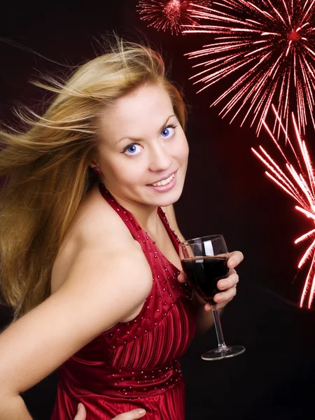 Χαμογελώντας γυναίκα εκμετάλλευση κρασιού και γιορτή στην α — Φωτογραφία Αρχείου