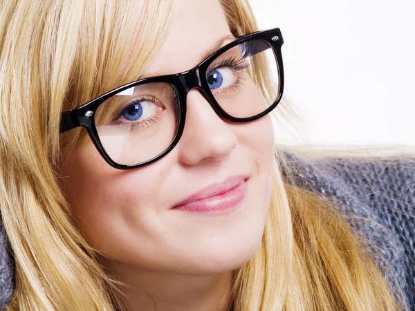 Närbild av leende blond kvinna i glasse — Stockfoto